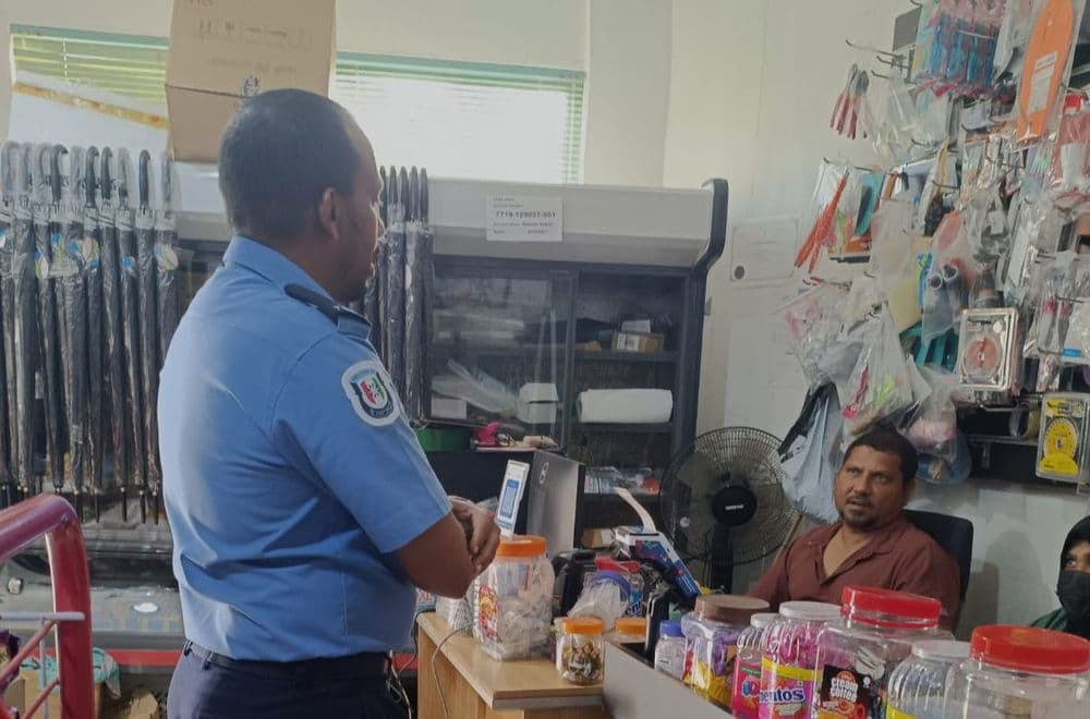 ކުޑަރިކިލު ފިހާރަތަކަށް ޒިޔާރަތްކޮށް ވިޔަފާރިވެރިން ހޭލުންތެރިކުރުވުމަށް މައުލޫމާތު ދިނުމުގެ ޕްރޮގްރާމެއް ކުރިއަށް ގެންގޮސްފި