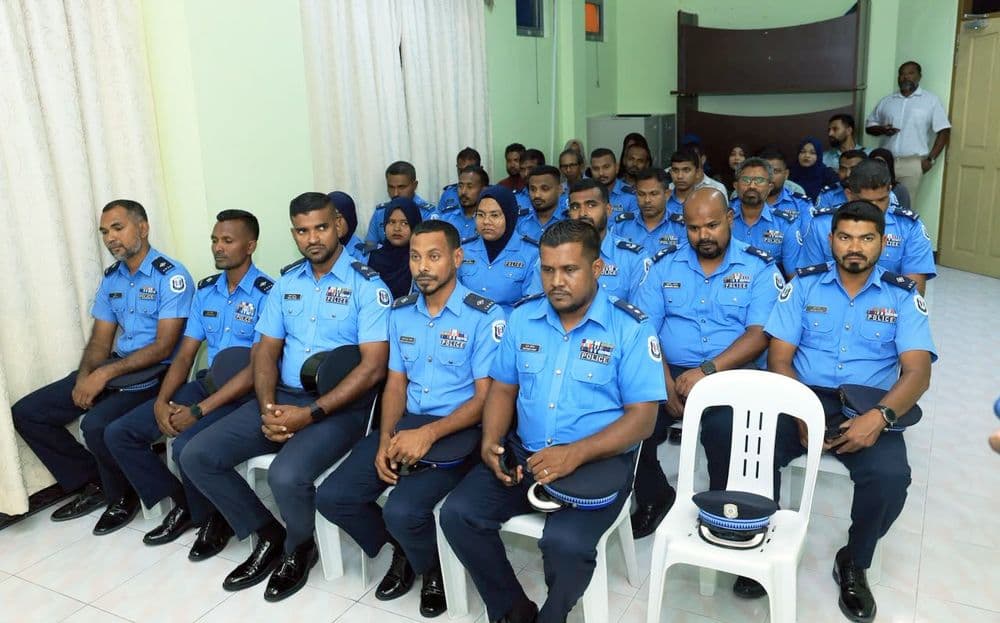 ކޮމިޝަނަރ އޮފް ޕޮލިސް ދ. އަތޮޅުގެ ފުލުހުންނާއި ސިވިލް މުވައްޒަފުންނާ ބައްދަލުކުރައްވައިފި