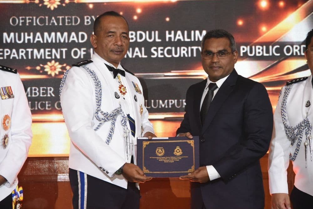 މެލޭޝިއާގައި ބޭއްވި "50 ވަނަ އިންޓަރނޭޝަނަލް ސީނިއަރ ޕޮލިސް އޮފިސަރސް ކޮމާންޑް ކޯސް" ގައި އެސިސްޓެންޓް ކޮމިޝަނަރ އޮފް ޕޮލިސް ޢަބްދުﷲ ޝަރީފް ބައިވެރިވެވަޑައިގެންފި