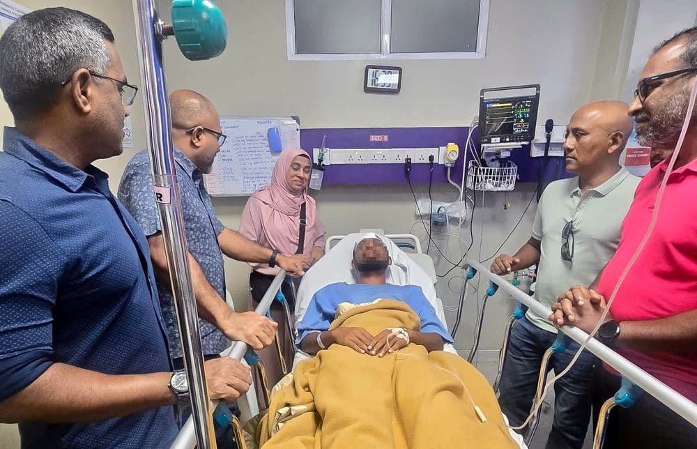 ޑިއުޓީގައީ އުޅެނިކޮށް އަނިޔާވި ފުލުސް އޮފިސަރުގެ ހާލު ބައްލަވައި، ވަޒީރު ޢަލީ އިޙްސާން ހިތްވަރު ދެއްވައިފި