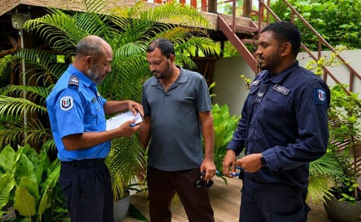 ފ. ނިލަންދޫގައި ޓޫރިސްޓު ހިދުމަށްދޭ ތަންތަނަށް ޒިޔާރަތްކޮށް މައުލޫމާތު ދިނުމުގެ ހަރަކާތެއް ކުރިއަށް ގެންގޮސްފި
